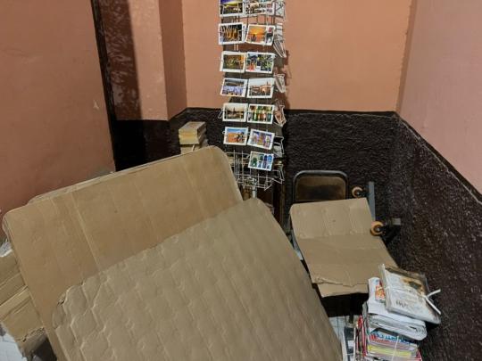 كشك يحتل الرصيف في غياب تحرك لسلطات جليز بمراكش