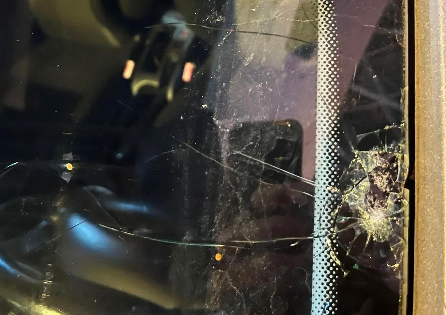 Lancio di sassi contro le auto sulla Litoranea tra Battipaglia e Pontecagnano: distrutto un parabrezza, paura nella notte