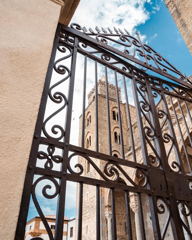 Tra linee e prospettive, la Cattedrale si rivela in tutta la sua imponenza.✨ #visitcefalu