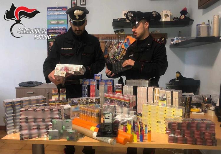 SANT’AMBROGIO DI TORINO – Oltre 500 pacchetti di sigarette e articoli pirotecnici: denunciato