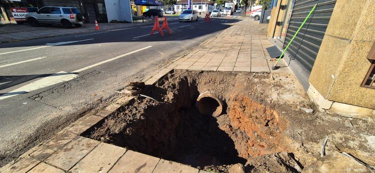 Obra provoca afunilamento de pista na Rua Visconde de Pelotas, no Bairro Pio X