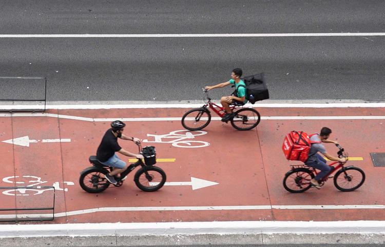 Bicicletas elétricas e scooters ganham espaço na cidade de SP, e uso de bikes tradicionais cai