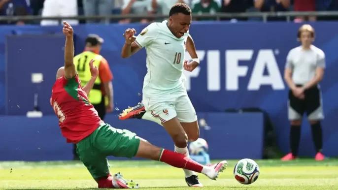 أرشيفو فار يبرئ مزراوي ويتهم مبابي بالتمثيل