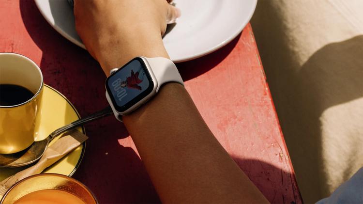the apple watch se 3 on a wrist