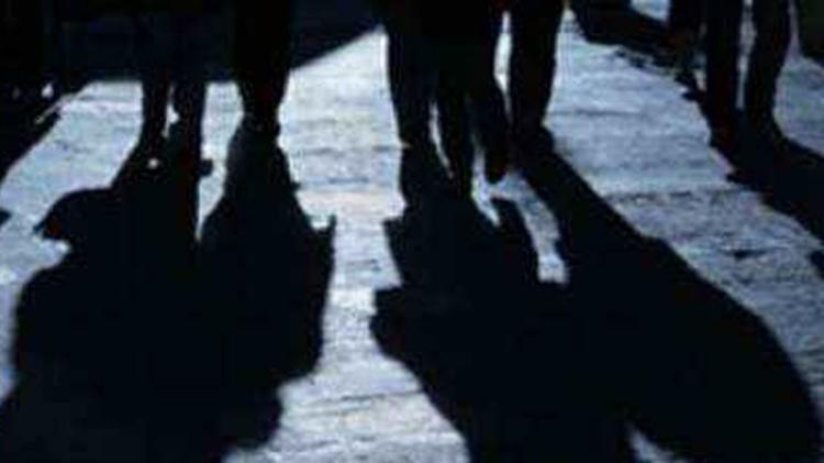 Aggredito da sedicenni in motorino a Lucca, frattura della mascella per 42enne