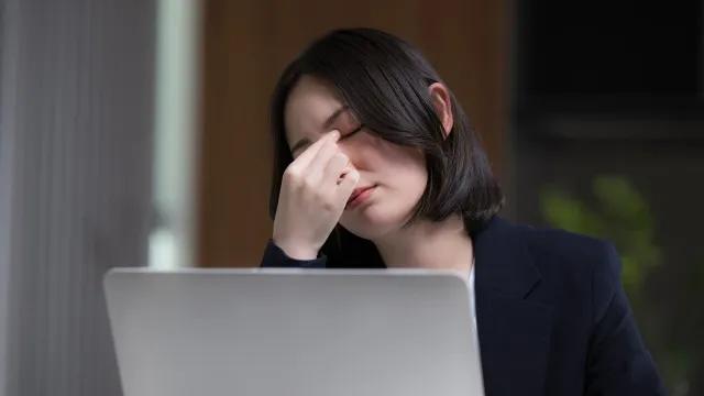 Olhos cansados no computador? Estas 5 dicas vão ajudá-lo