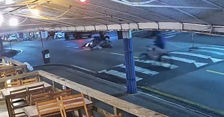 Vídeo: motociclista é preso após bater de frente com scooter e apresentar sinais de embriaguez em BC