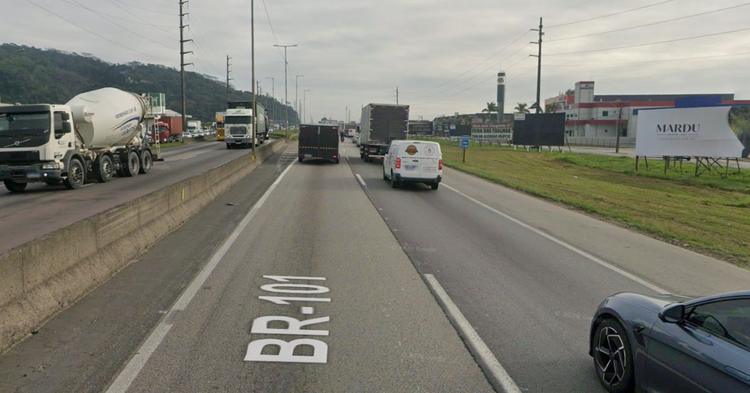 Dois acidentes na BR-101 deixam motociclistas gravemente feridos em Itajaí