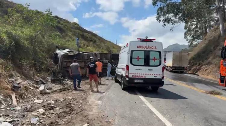 Carreta tomba a poucos metros do local de acidente com ônibus que matou 3 e deixou 45 feridos na BR-262