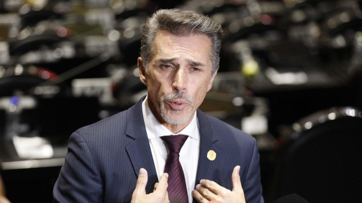 Abandona Sergio Mayer a Morena tras polémicas internas