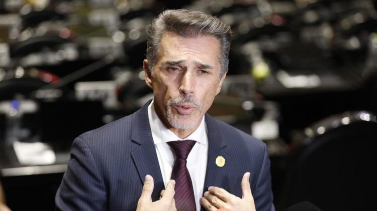 Abandona Sergio Mayer a Morena tras polémicas internas