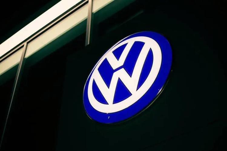 Volkswagen prepara la maxi ristrutturazione: fino a 100mila esuberi e produzione ridotta in Germania