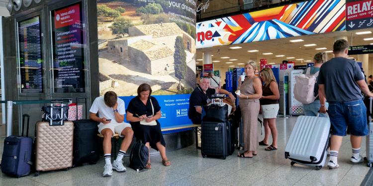 L'Etna ferma l'aeroporto di Catania, decollano caos e proteste. Danni per oltre 24mln al turismo, "Serve un piano"