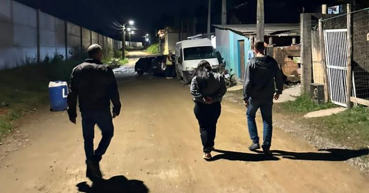 Adolescente é apreendida suspeita de participar de homicídio em Navegantes; vítima sofreu tentativa de decapitação