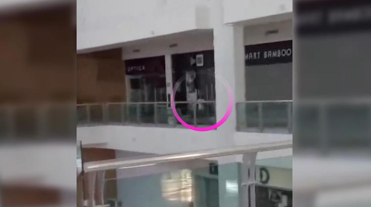 Extraña presencia de una niña en centro comercial de noche desata pánico entre trabajadores