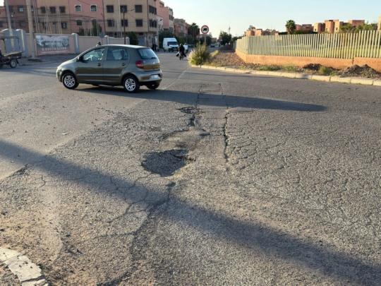 بسبب الحفر..شوارع بوعكاز بمراكش تتحول إلى نقط سوداء