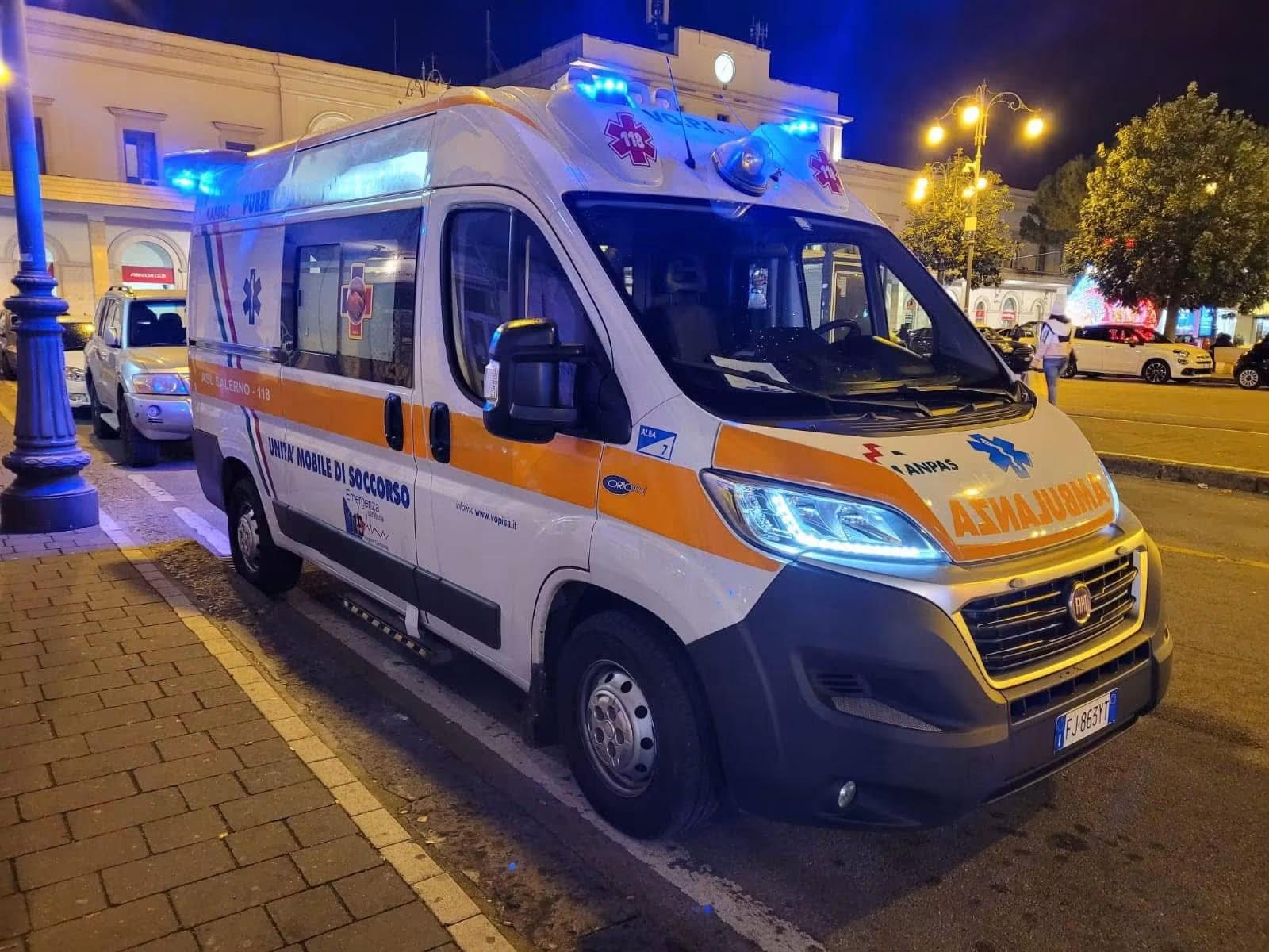 Salerno, 54enne ferito e in stato confusionale in stazione: salvato dai viaggiatori