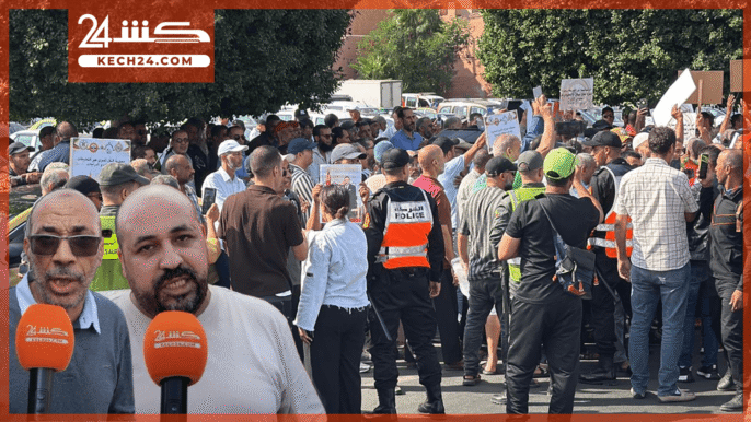 بالڤيديو: العشرات من مهنيي سيارات الاجرة يحتجون بمراكش للمطالبة بتحسين اوضاعهم