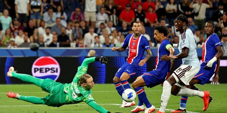 Il Psg ha ancora fame: batte 2-1 l'Aston Villa e alza la Supercoppa Europea. In gol Kvara e Douè