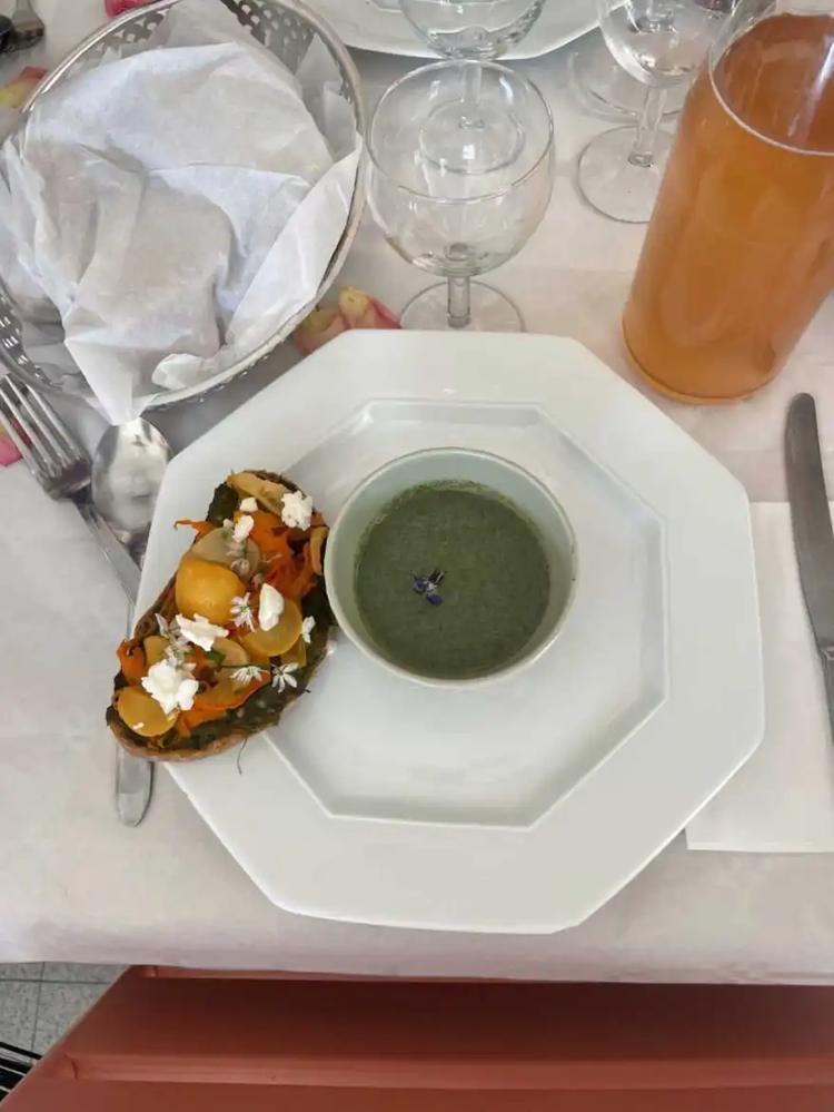 Soupe d'orties et tartine de saison Crédit: Élina Lacoste 