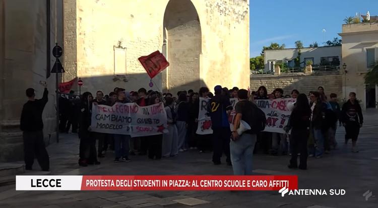 Lecce, protesta degli studenti in piazza: al centro scuole e caro affitti