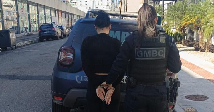 Mulher é presa após furtar bolos e chocolates em supermercado e Balneário Camboriú