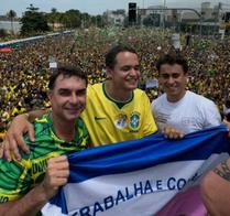 Flávio Bolsonaro realiza ato de campanha na Praia de Camburi, em Vitória (ES)
