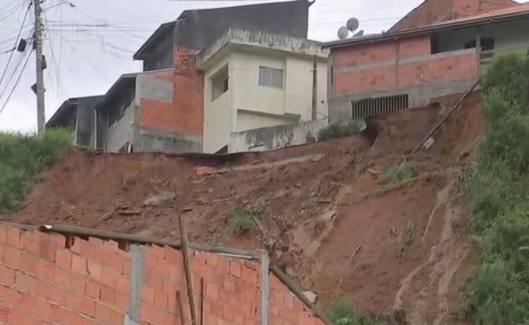 Rompimento de tubulação da Sabesp causa deslizamento de terra em Várzea Paulista