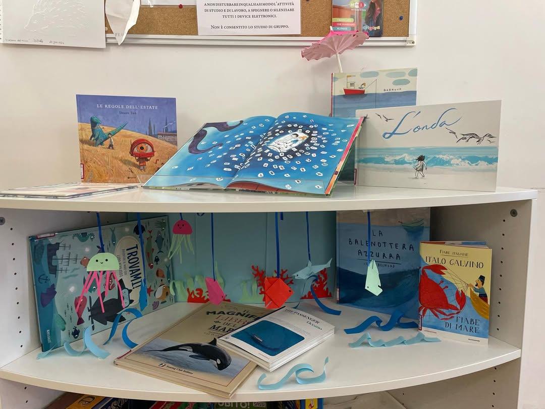 Un tuffo nel blu… senza lasciare la biblioteca. 📖🌊