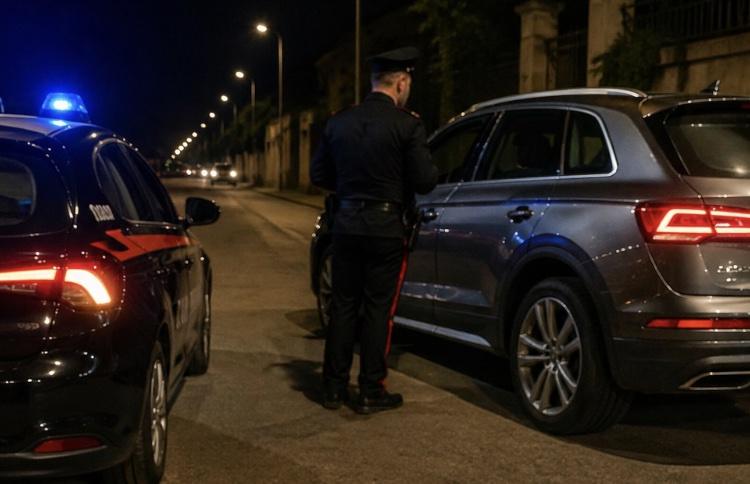 Inseguimento nella notte sulla Domiziana: fermato 21enne con droga dopo fuga ad alta velocità