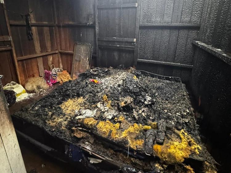 Homem ferido durante incêndio em casa de madeira no Acre morre no hospital