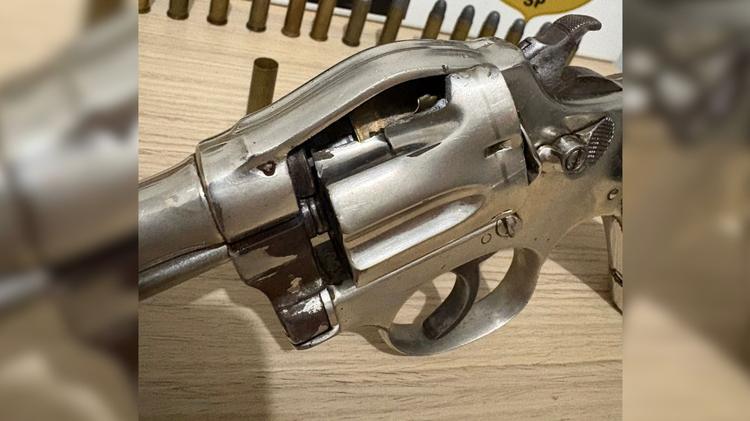 Homem é atingido por fragmentos no pescoço ao fazer disparo e arma estourar no interior de SP