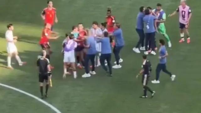 Agressão e confusão: Paredes protagoniza cenas de violência após a final