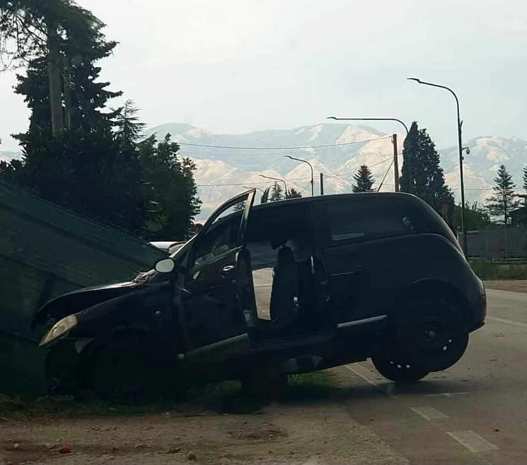 Incidente a Teggiano: auto sbanda e finisce fuori strada, due feriti