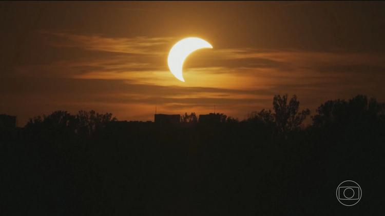 Milhões de pessoas no Hemisfério Norte são presenteadas com eclipse do Sol, um fenômeno raro