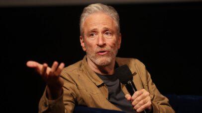 Jon Stewart critica a reação de Trump à morte de Lindsey Graham