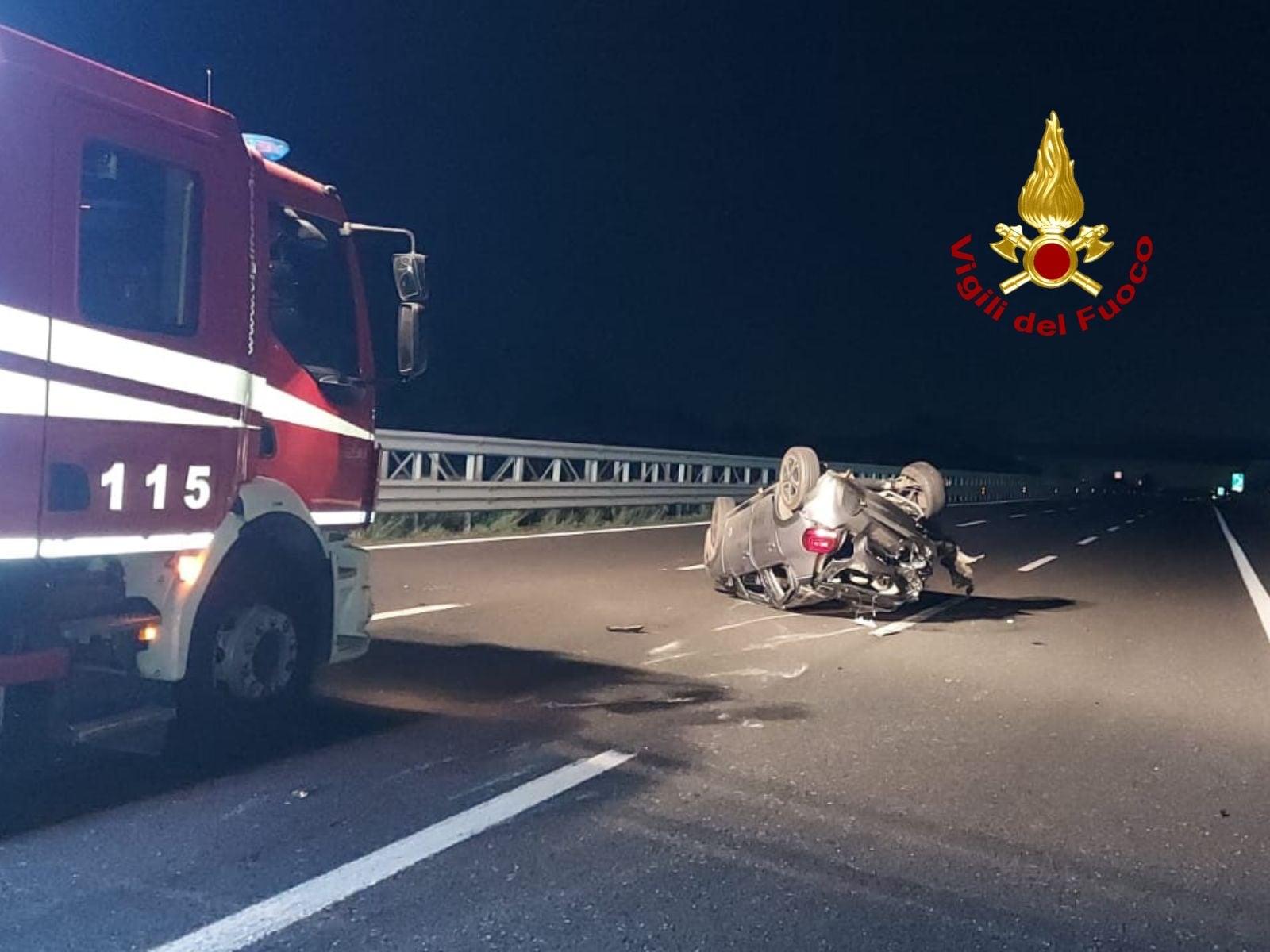 Paura sulla A2: Scontro tra due auto e ribaltamento, tre feriti a Battipaglia
