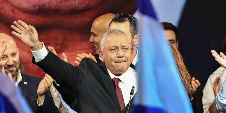 Israele, Netanyahu avanti ma senza maggioranza: 53 seggi contro i 48 di Eisenkot, ora la partita passa a Herzog