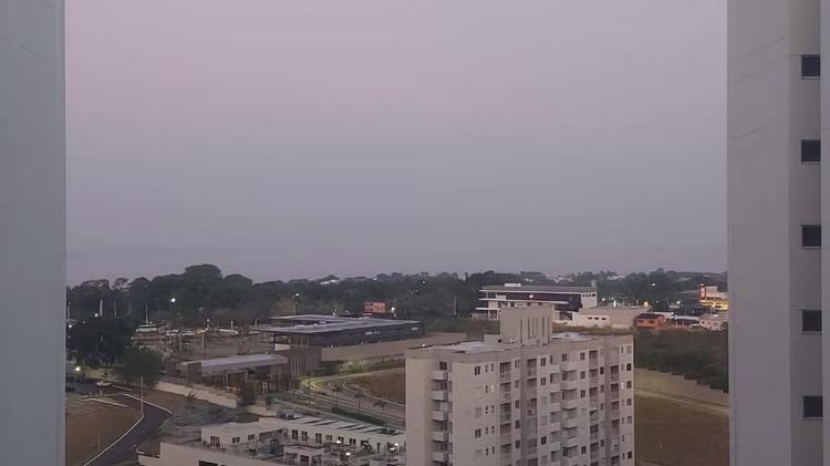 Manaus amanhece encoberta por fumaça após incêndio atingir área de vegetação no Cacau Pirêra
