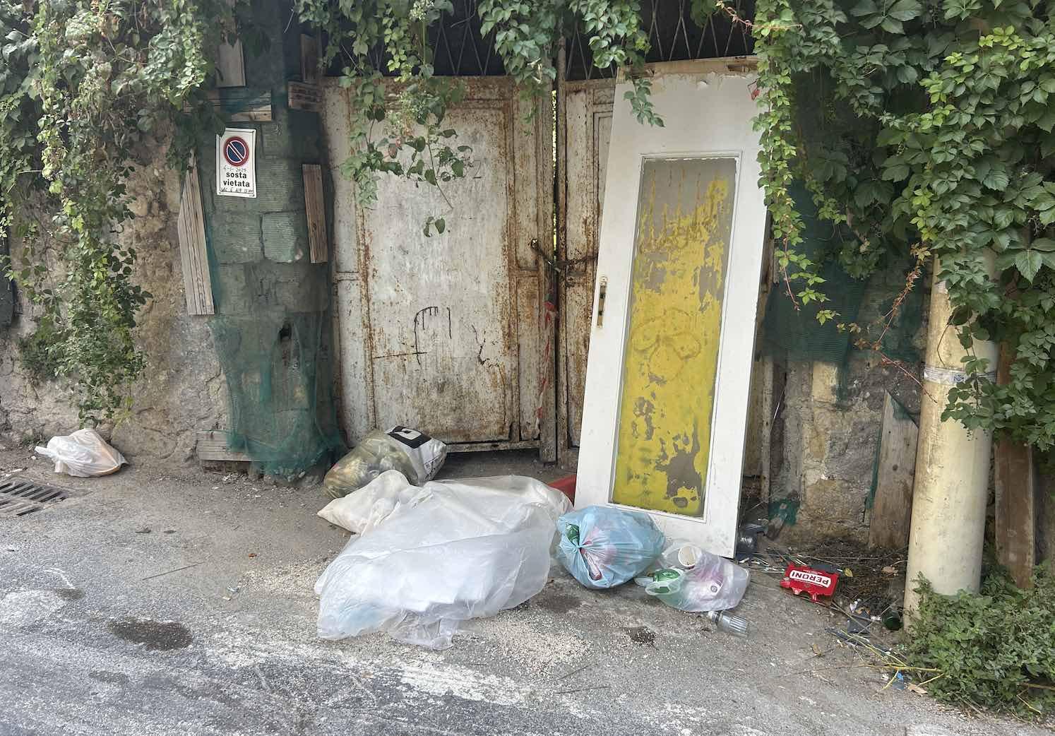A Marano ancora rifiuti abbandonati e degrado: le immagini dalla strada