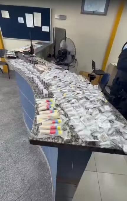 Dupla é detida com drogas e dinheiro em espécie em Itatiaia