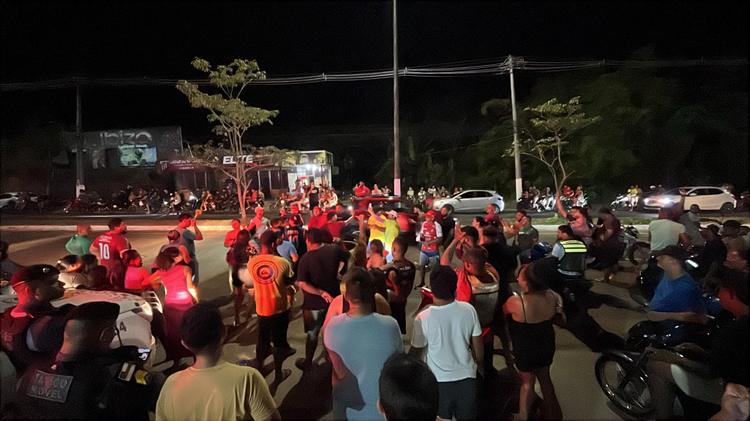 Após apagão no AM, moradores bloqueiam rua e protestam em frente à concessionária por falta de energia; VÍDEO