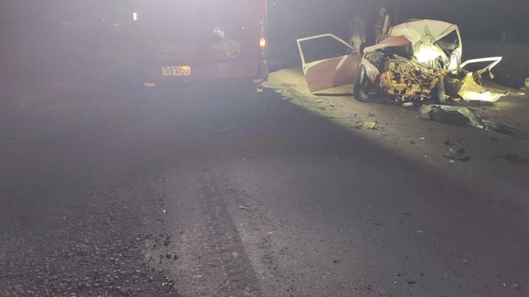 Homem morre e jovem fica ferido em grave acidente entre carro e caminhão na BR-468, em Três Passos