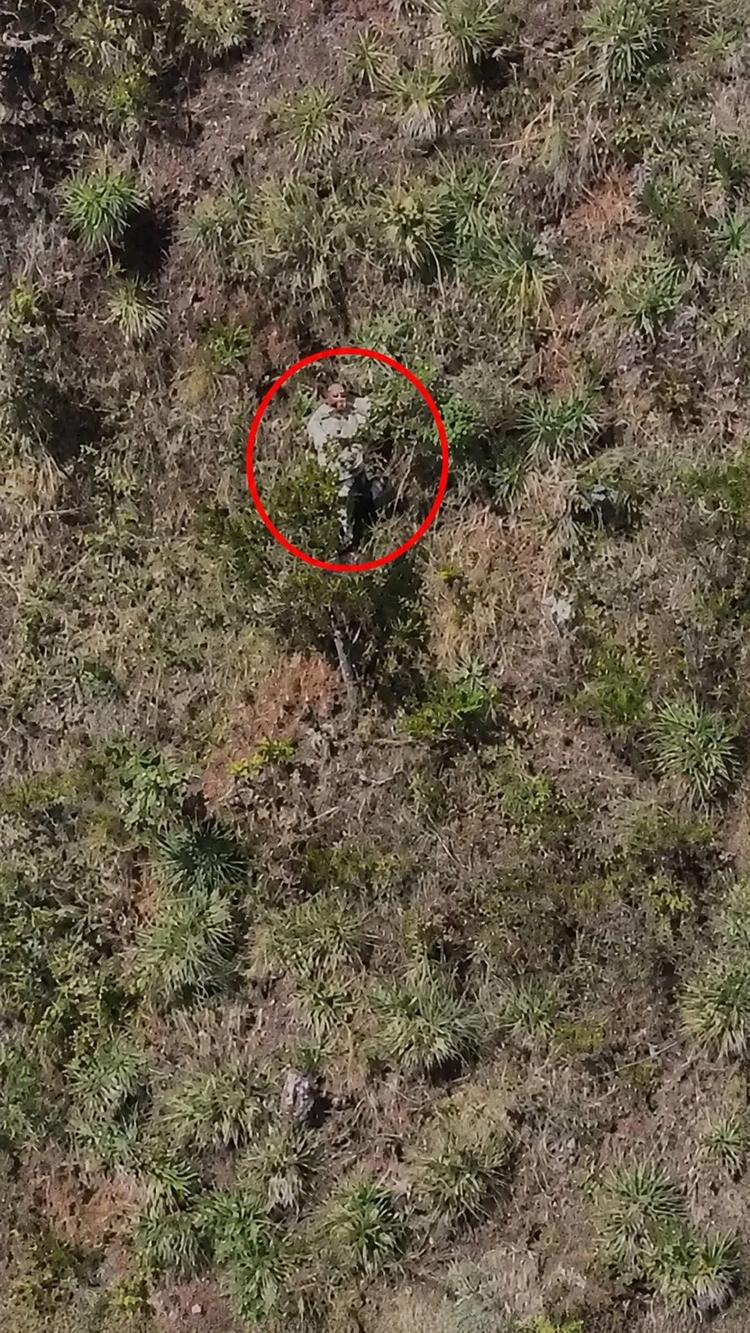 Mulher resgatada em penhasco ficou mais de 24 horas esperando ajuda e disse a bombeiros ter sofrido terror psicológico do ex