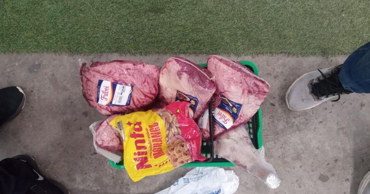 Pernil de cordeiro e picanha: homem furta mais de R$ 1 mil em alimentos de mercado na Praia Brava&nbsp;