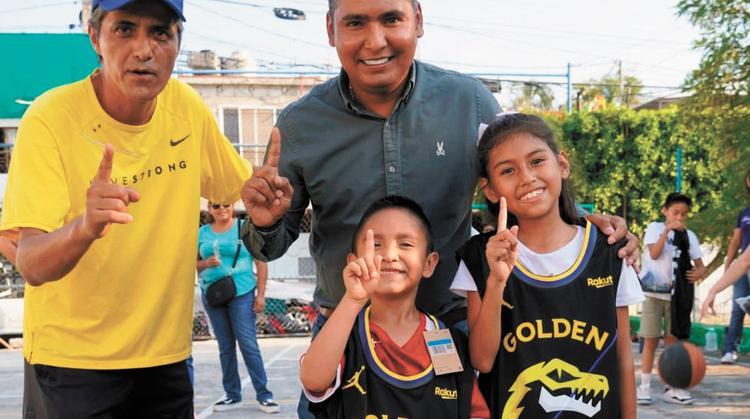 Santos Tavarez encabeza entrega de uniformes al equipo "Raptors" en Emiliano Zapata
