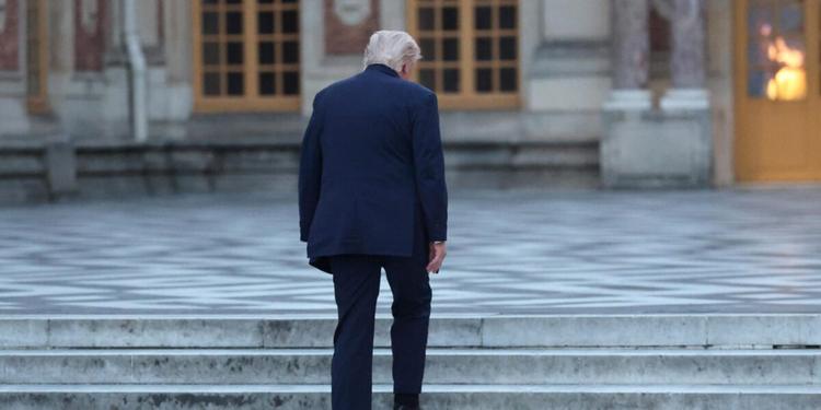 Trump sempre più giù nei sondaggi: per l'American Research Group scende al 30%