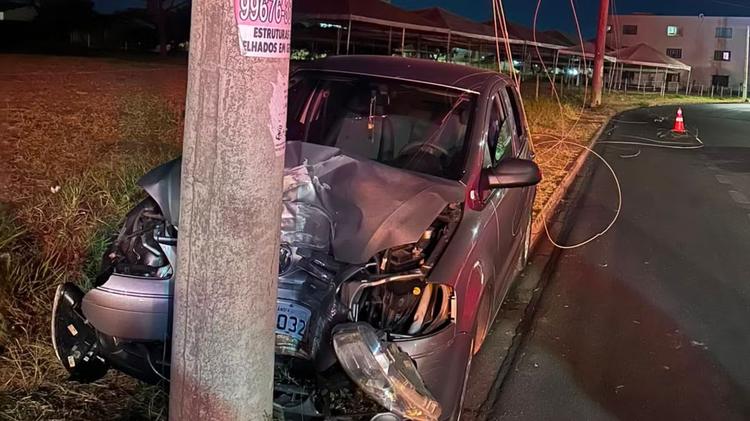 Motorista bate em poste, derruba fiação e risco de choque faz bombeiros isolarem avenida em Uberlândia