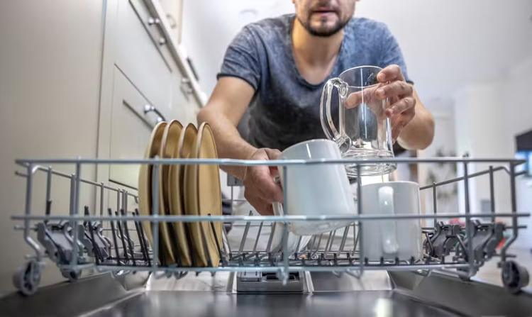 Por que seus pratos não estão saindo limpinhos da lava-louças? Saiba como mudar isso