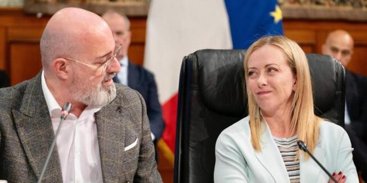 Bufera su Bonaccini (Pd): "Chi ha studiato poco vota a destra". La premier Meloni lo attacca